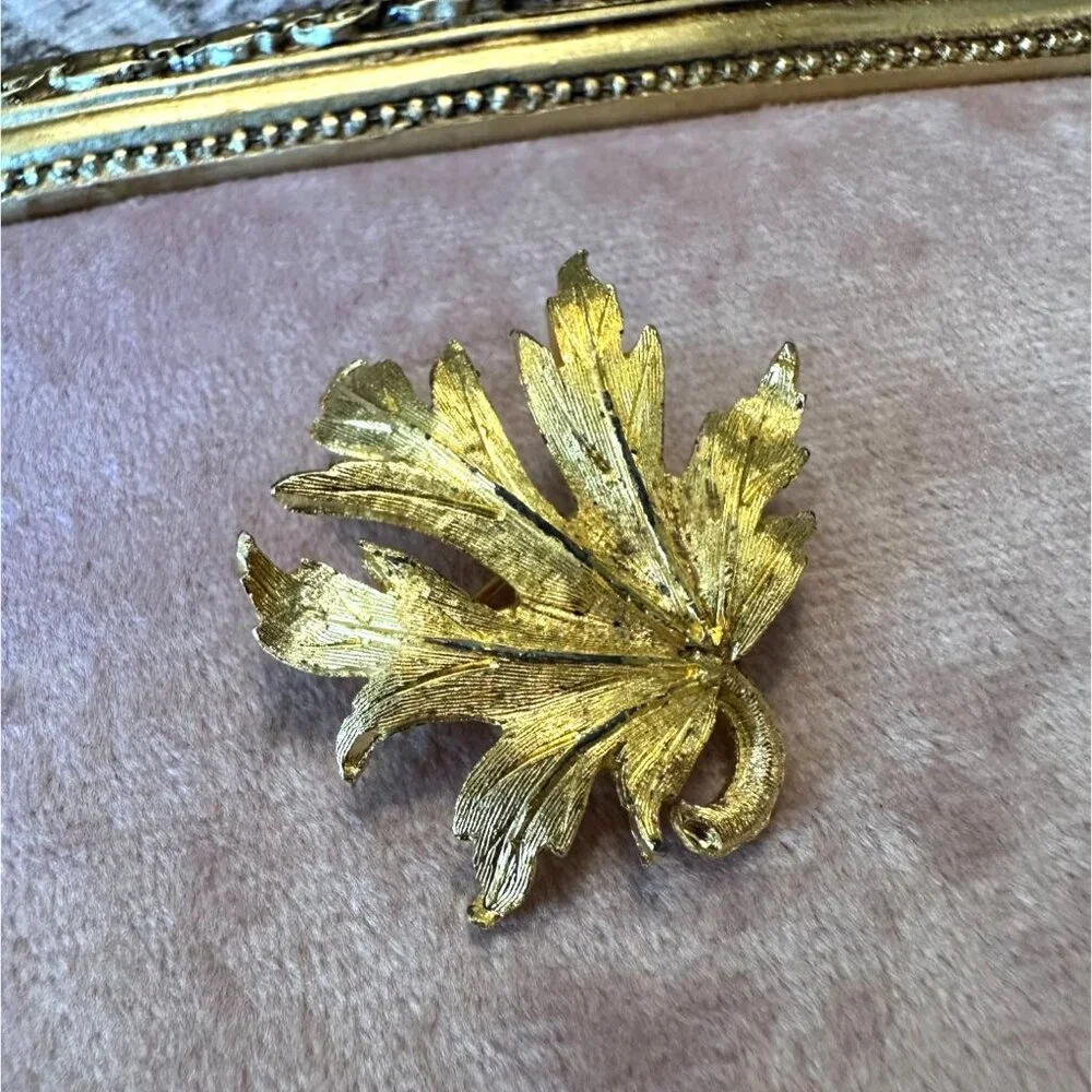 Vintage Mid-Century Gold-Tone Maple Leaf Brooch Pin Textured Detailing Unsigned - Picture 7 of 10